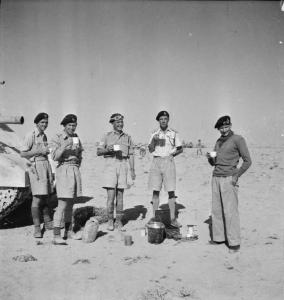 Kenraali Montgomery (oikealla) juo teetä tankkimiehistön kanssa Saharassa vuonna 1942. Lähde: Wikimedia Commons. 